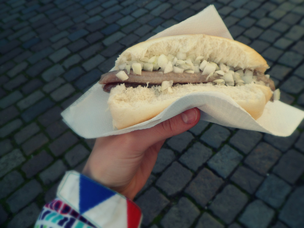 амстердамский фастфуд - бутерброд с селедкой